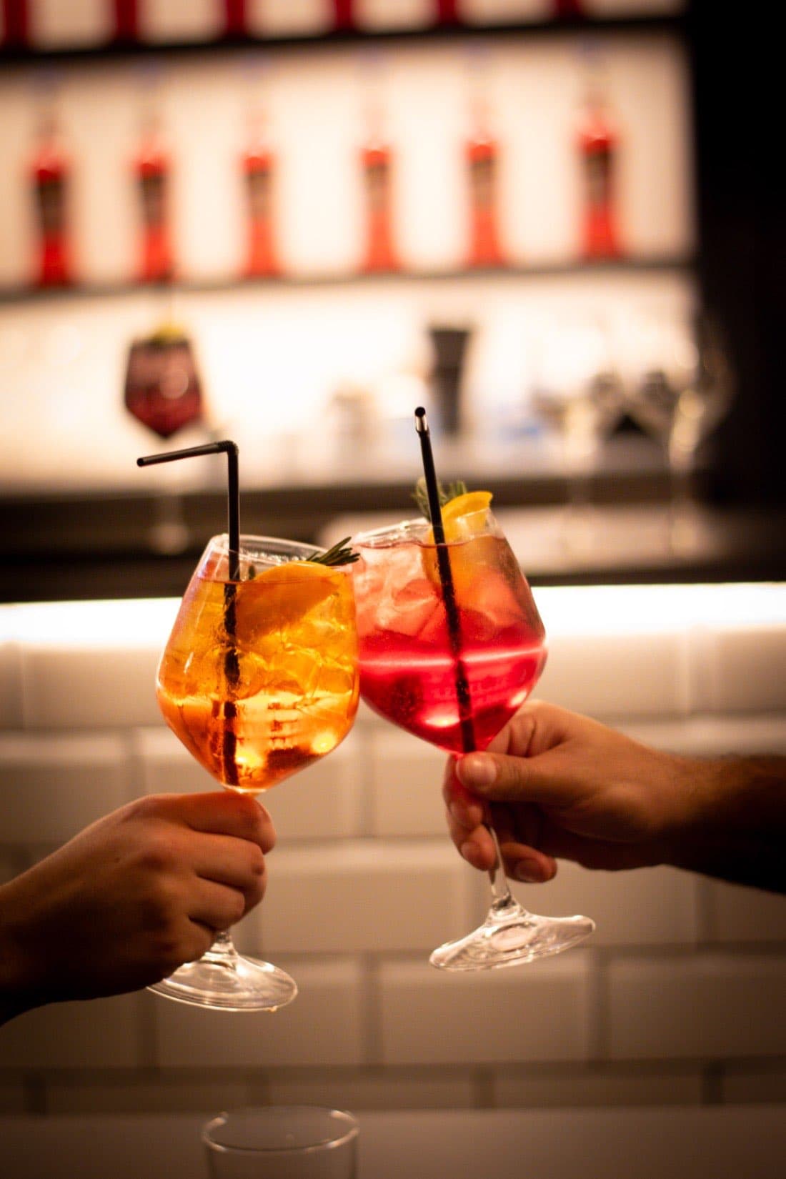 Brindis con dos spritz en la barra de Bottega Marsengo, Valencia