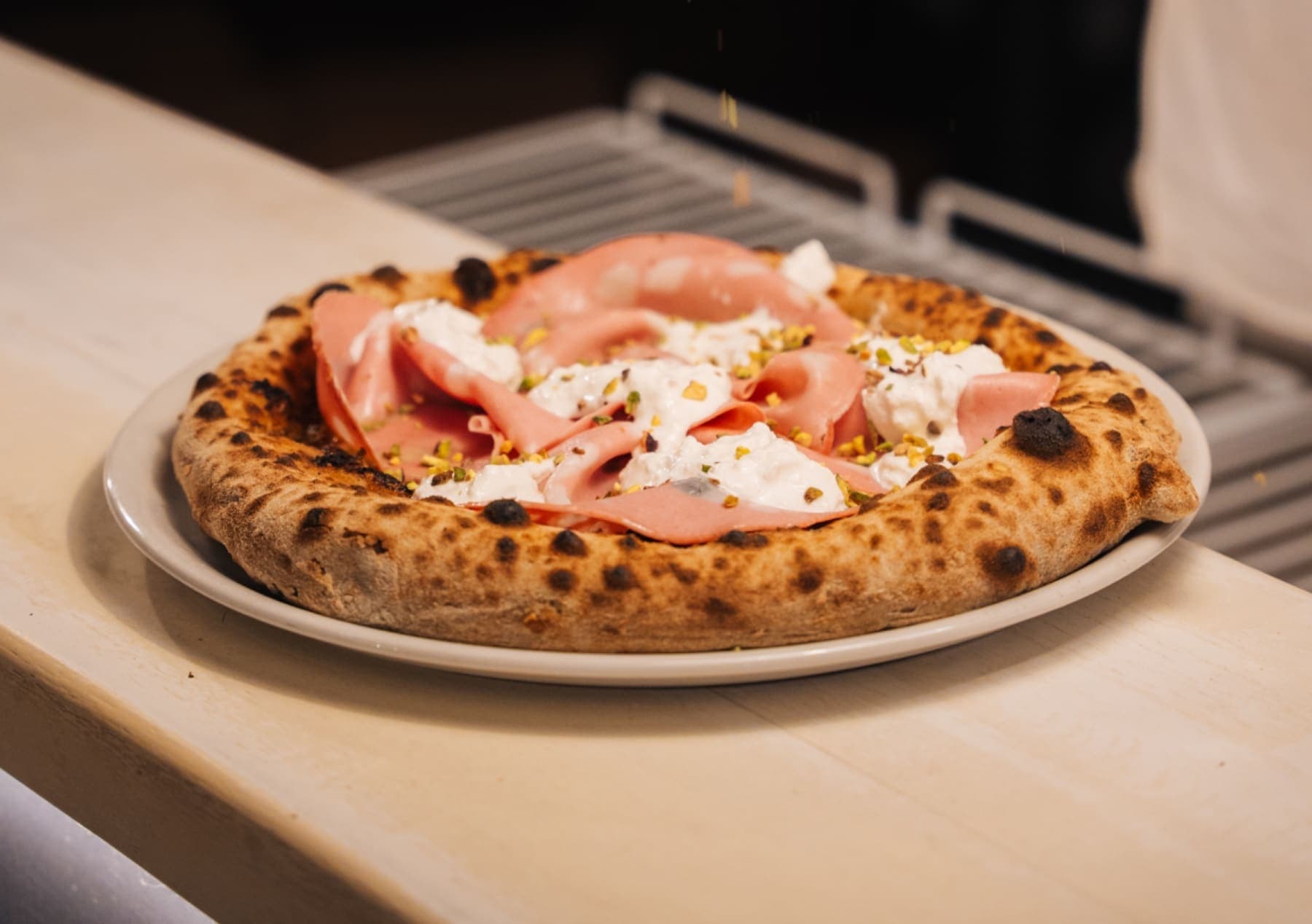 Pizza napolitana saliendo del horno de leña en Bottega Marsengo, Valencia