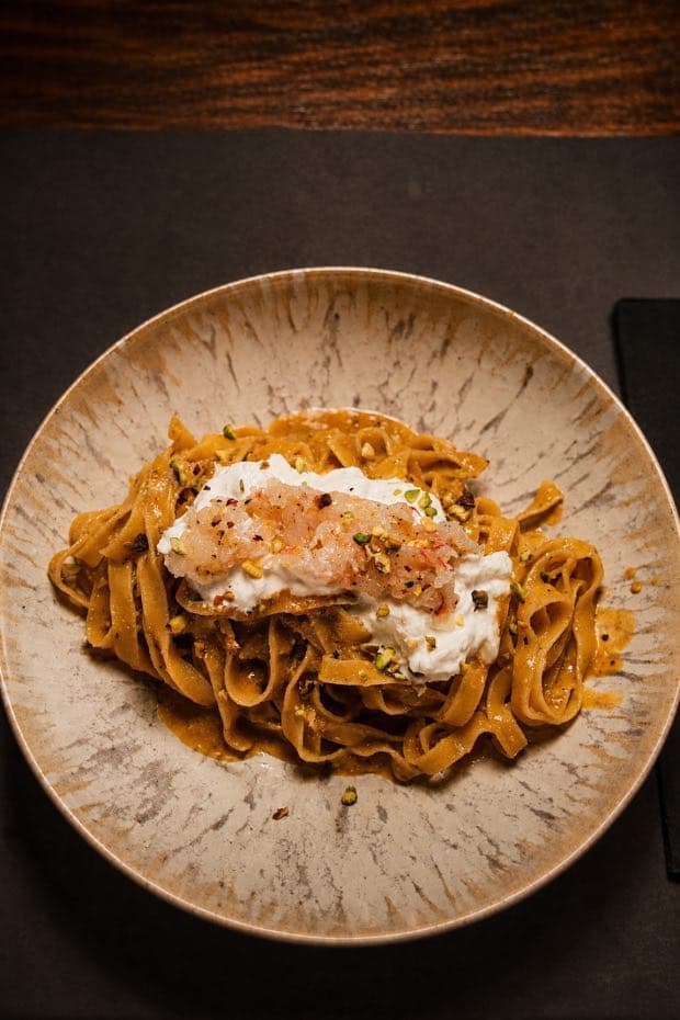 Pasta Marsengo con pesto de pistacho siciliano, tartar de gamba y burrata